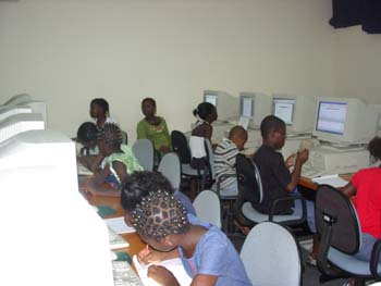 SeanceFormationNTIC_Enfts_EcoleBourgeons_05Avril06 002