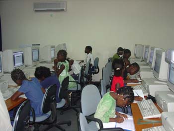 SeanceFormationNTIC_Enfts_EcoleBourgeons_05Avril06 004